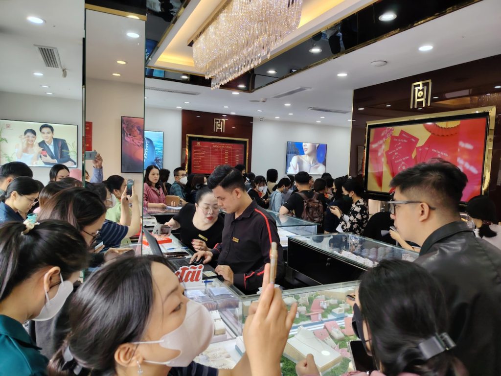 Khách chờ mua vàng tại Bảo Tín Mạnh Hải